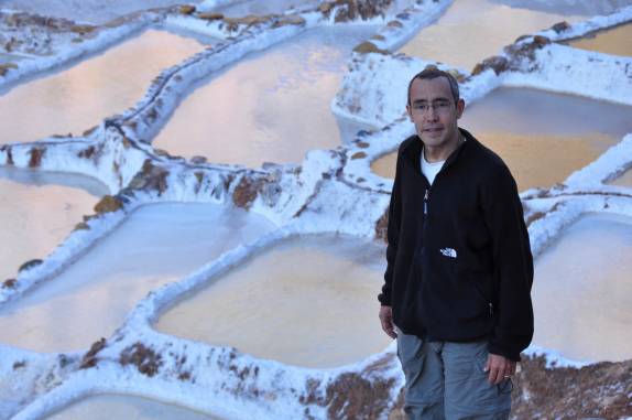 Maravilhado com as Salinas de Maras, no Valle Sagrado, perto de Cusco, no Peru